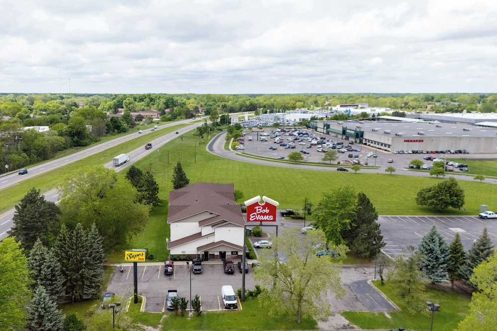 Super Inn by OYO Lansing MI 26/28