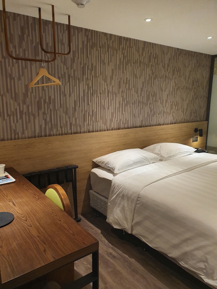 Standard, Queen Bed, No Window