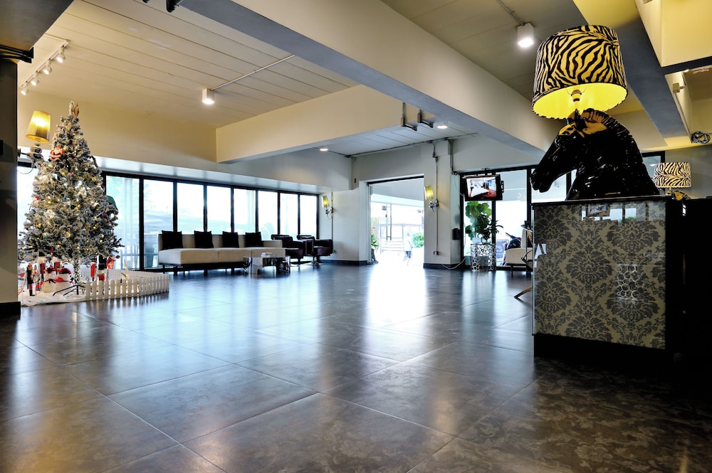 Diary Suite Hotel 6/50