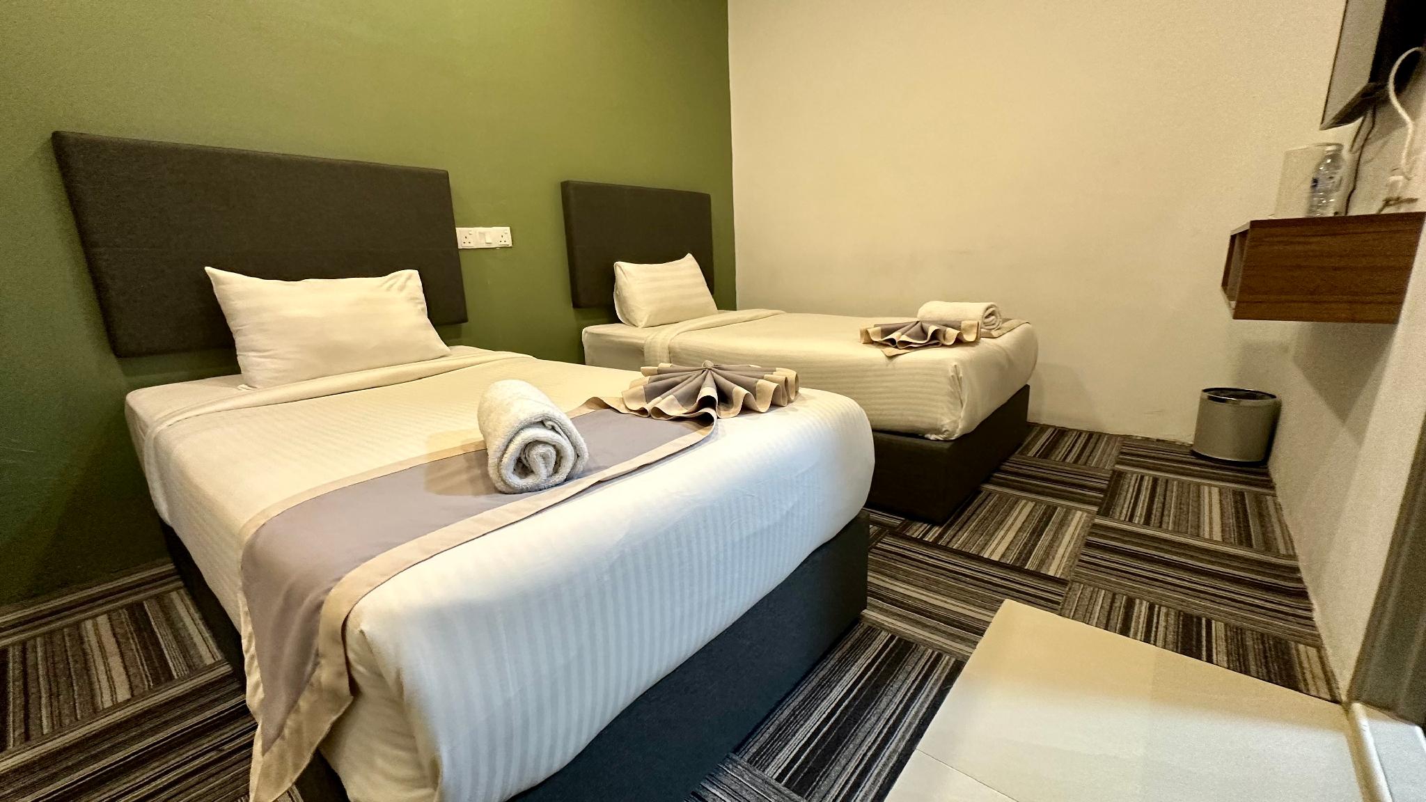 Standard, Twin Beds, No Window