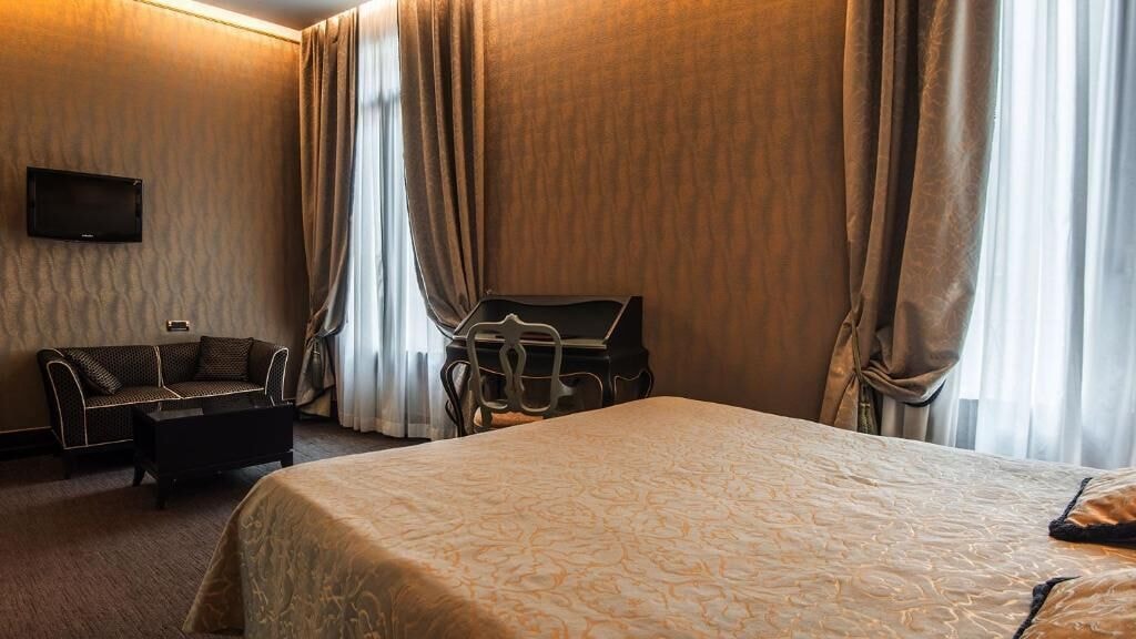 SUITE, DOUBLE BED