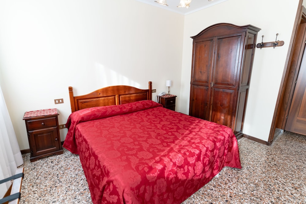 ROOM, DOUBLE OR TWIN BED