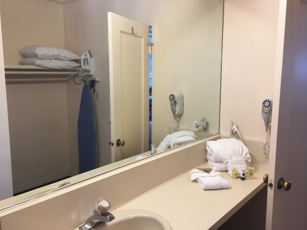 The Palomar Inn 28/61