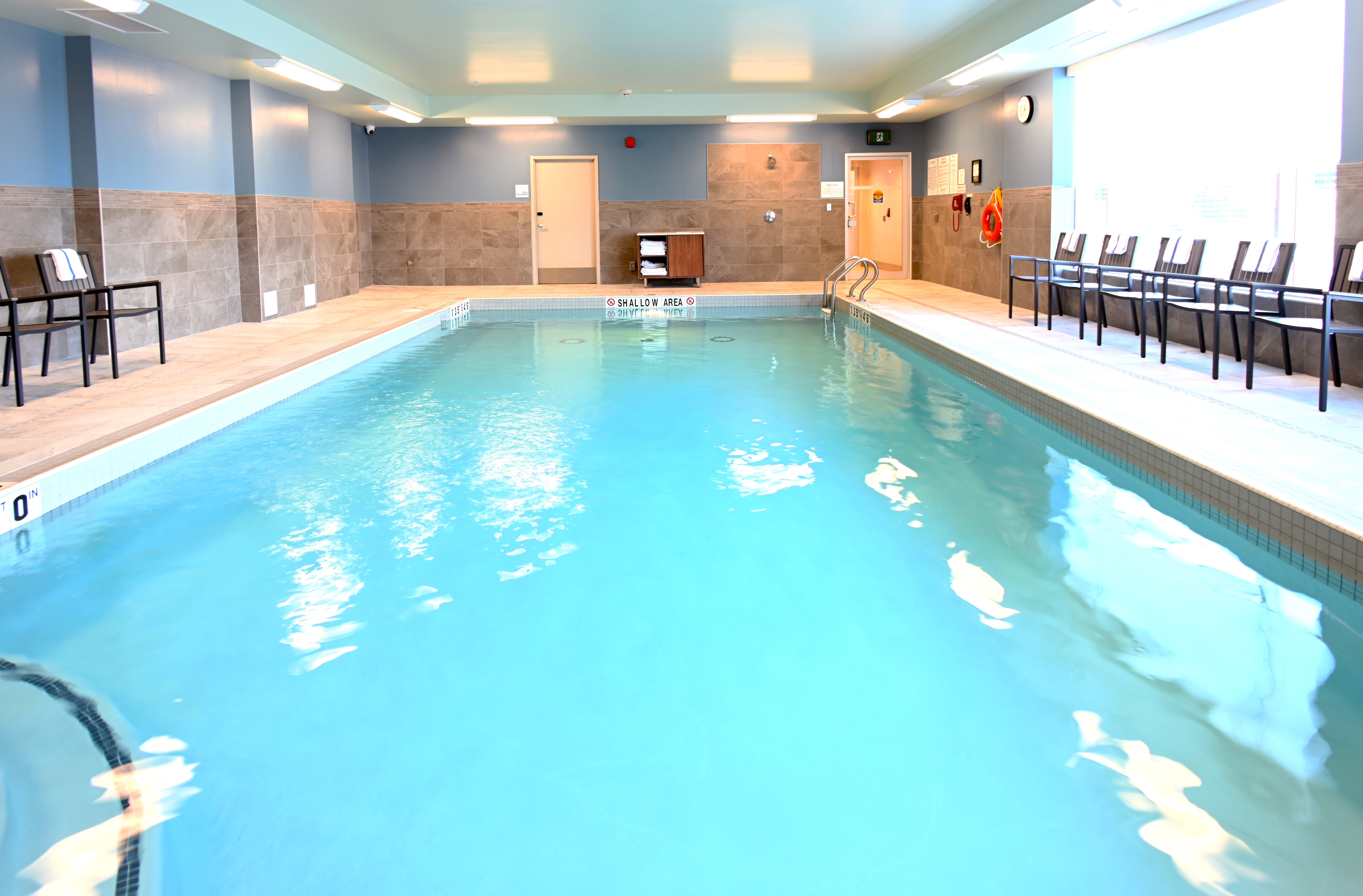 Holiday Inn Express Suites Aurora 38/77