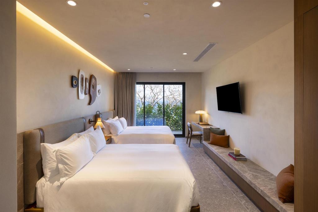 2 Bedrooms, Residence, 1 King and 2 Queen Beds, Tropical View