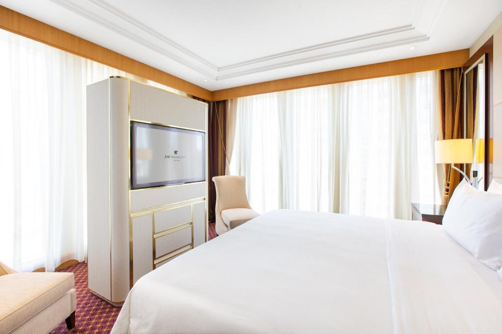 1 Bedroom, Suite, Apartment, King Bed, City View, Executive Lounge Access, Corner