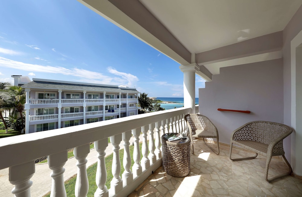 Grand Palladium Lady Hamilton Resort and Spa 32/42