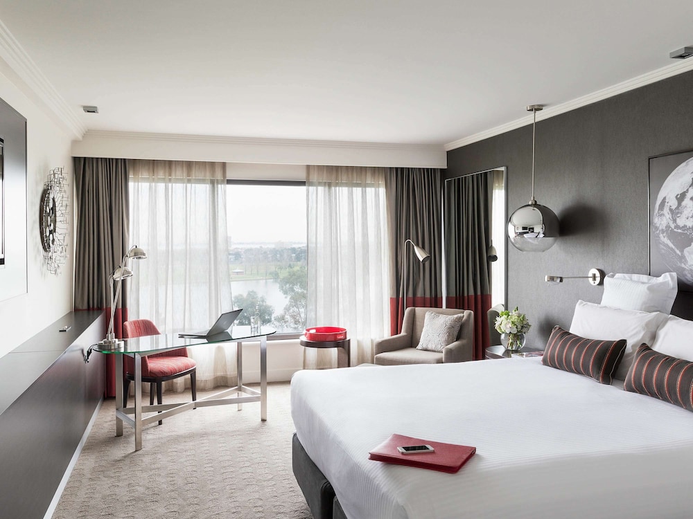 DELUXE, KING BED