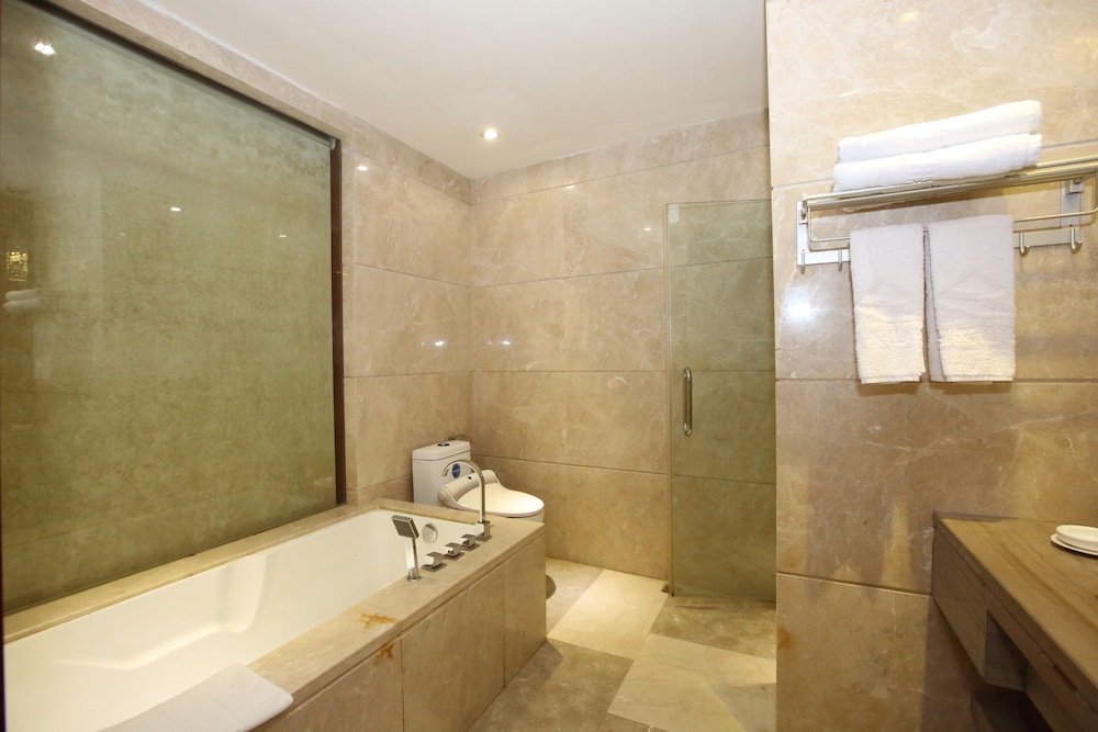 Grand Villa Hotel 38/39