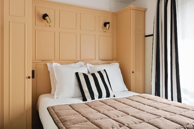 Petite, Classic, Queen Bed