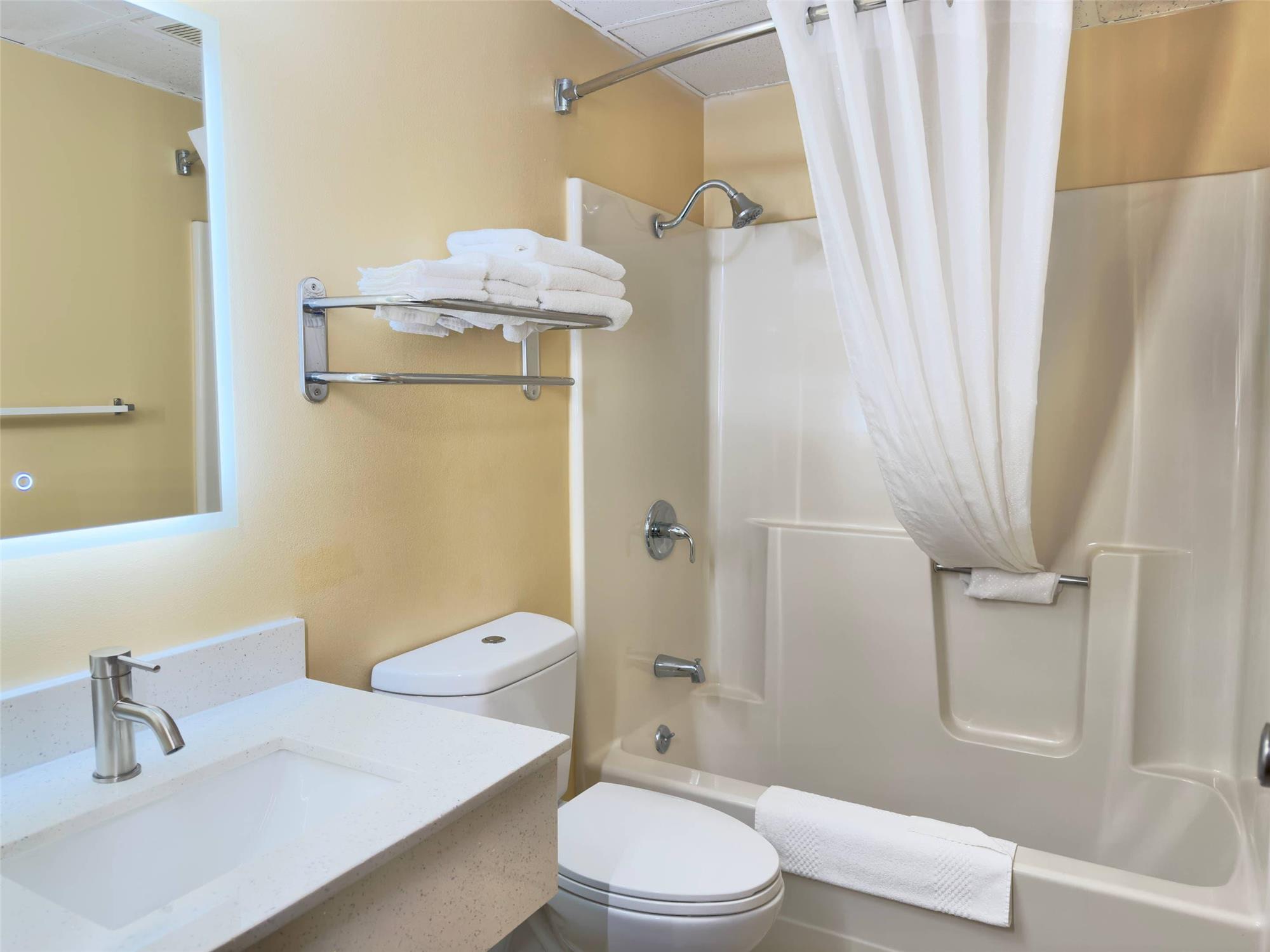 Econo Lodge Lansing Leavenworth 26/26