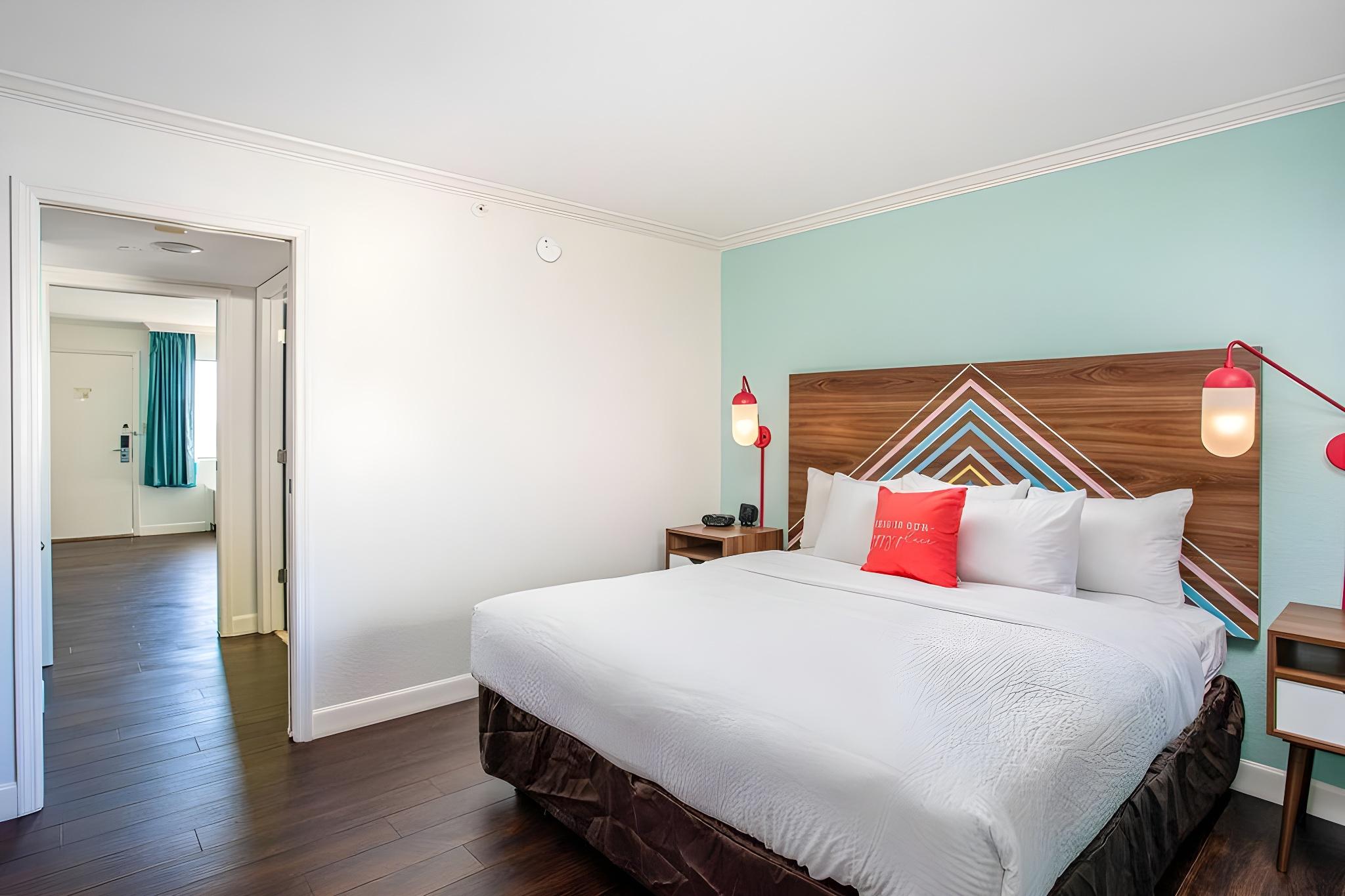 1 Bedroom, Suite, King Bed, Pool Side