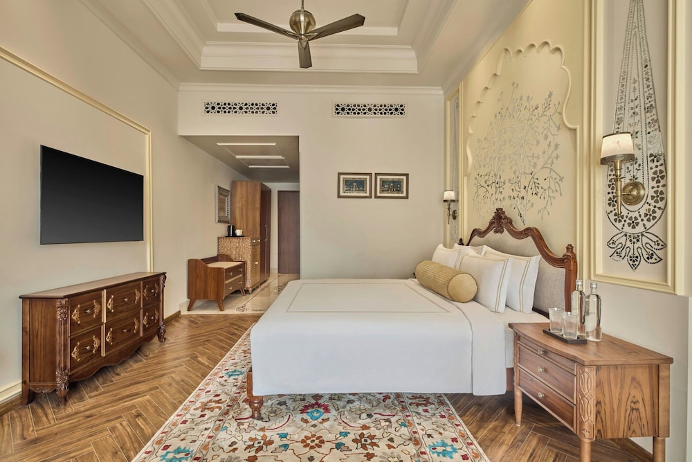 ROYAL, KING BED, SOFA