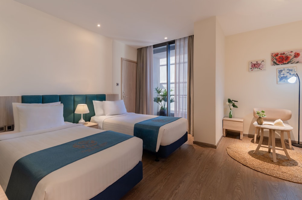 SENIOR, DELUXE, TWIN BEDS, BALCONY