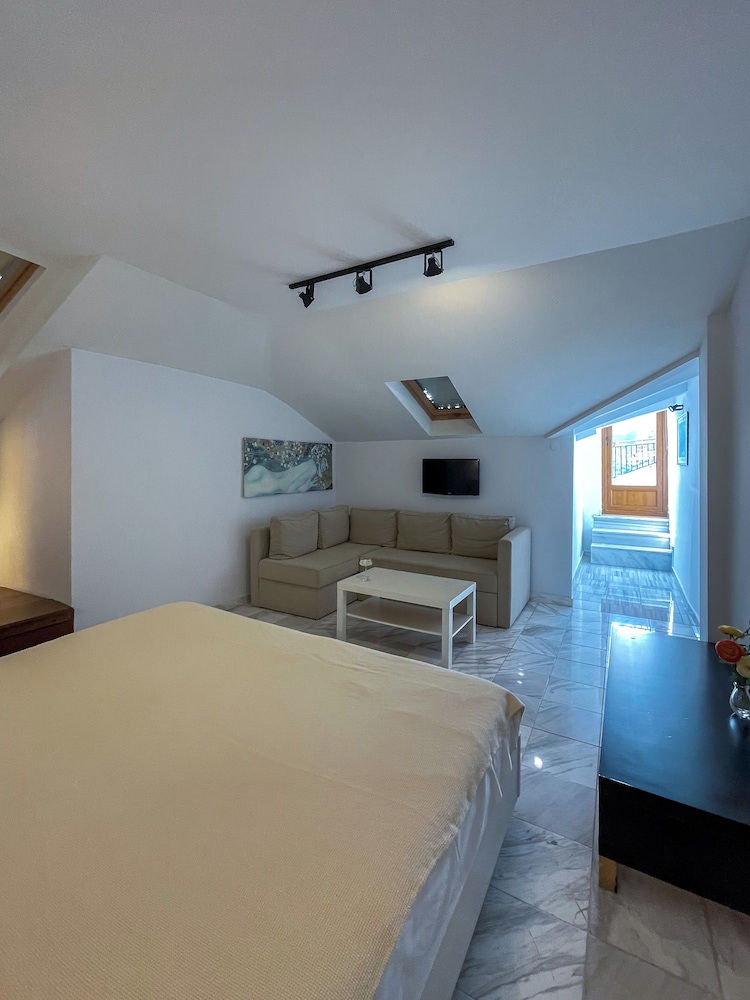 MAISONETTE, DOUBLE BED, POOL VIEW