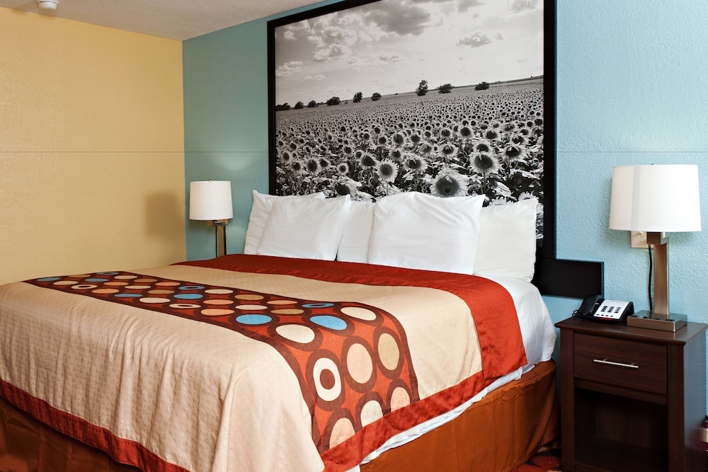 Super 8 by Wyndham Wichita Airport 17/47