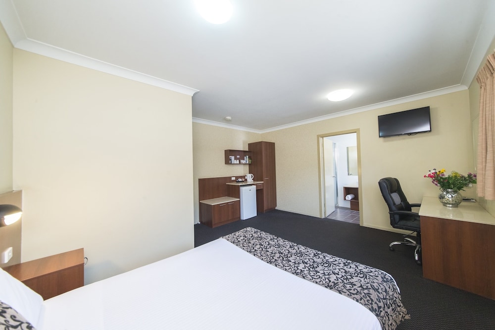 ROCKY RESORT MOTOR INN 22/65