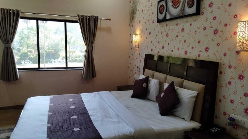 DELUXE, KING BED