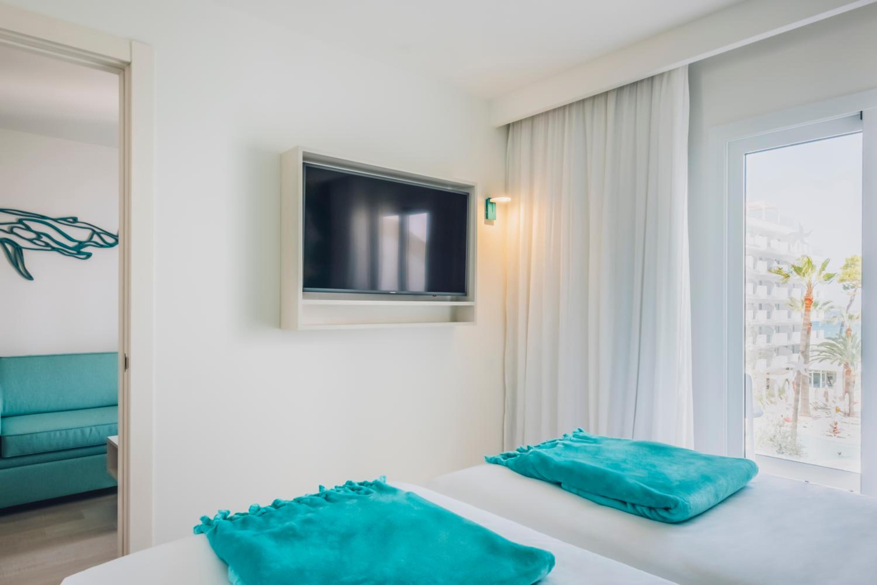 Family Suite, 3 Beds, Lateral Side Sea View