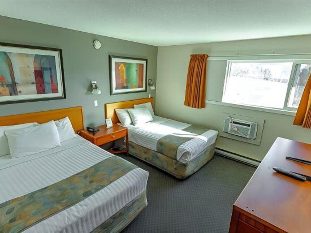 DELUXE, 2 DOUBLE BEDS