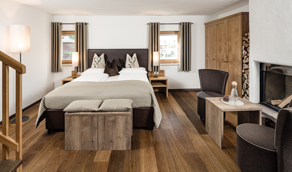 DELUXE, SUITE, QUEEN BED, SOFA