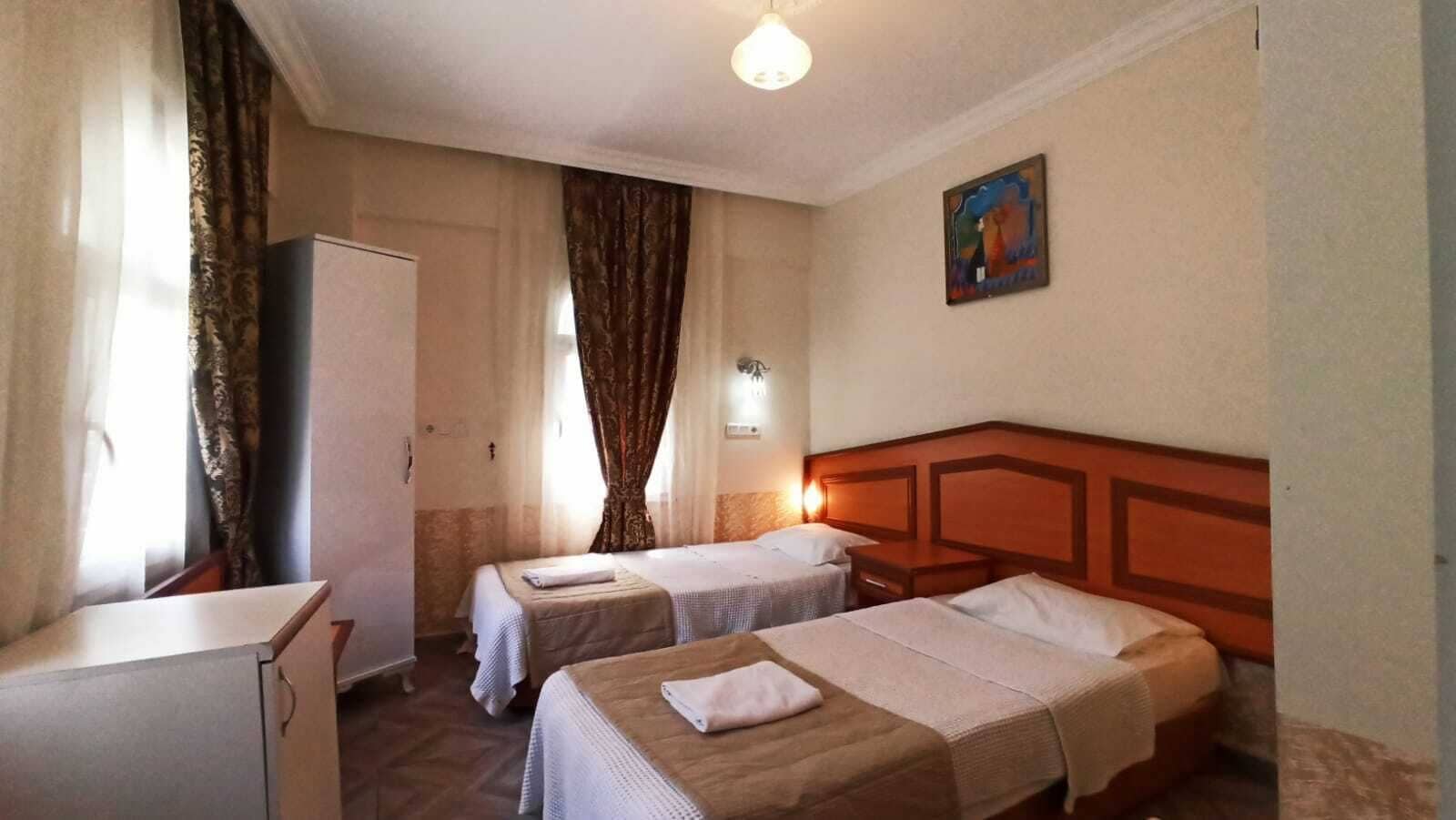 ROOM, TWIN BEDS