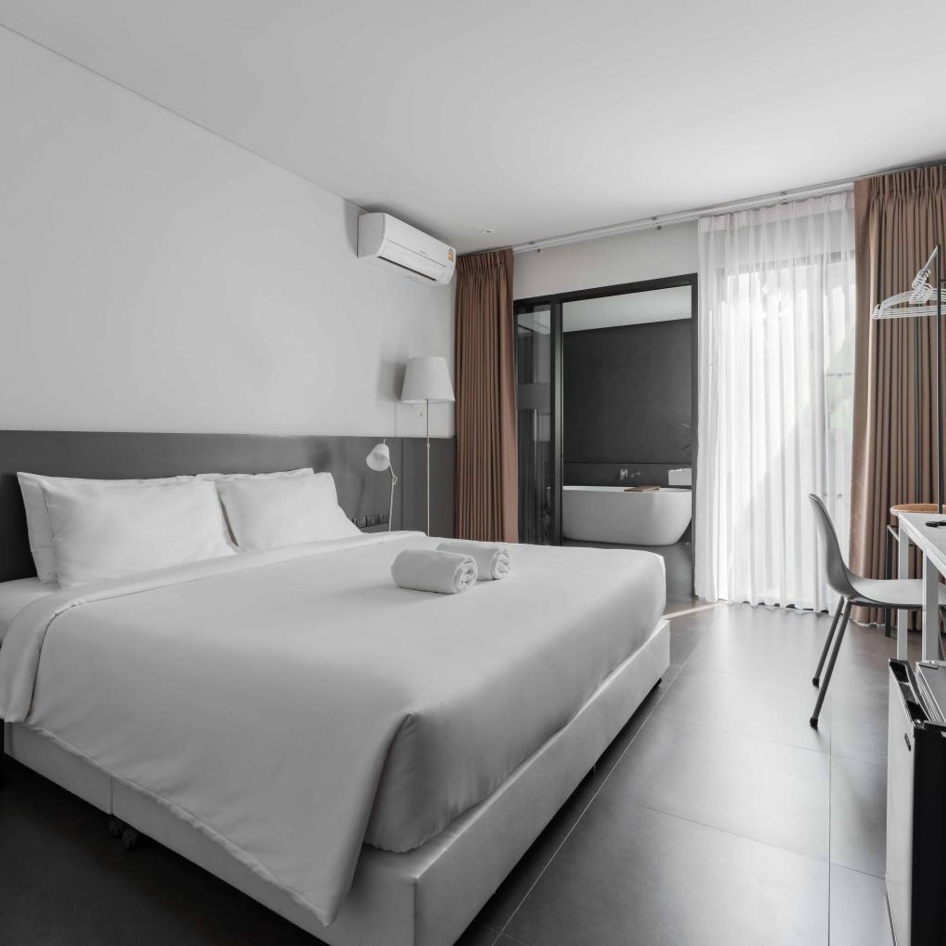 Deluxe, Double Bed, Bathtub, POR Thapae Gate 2/8