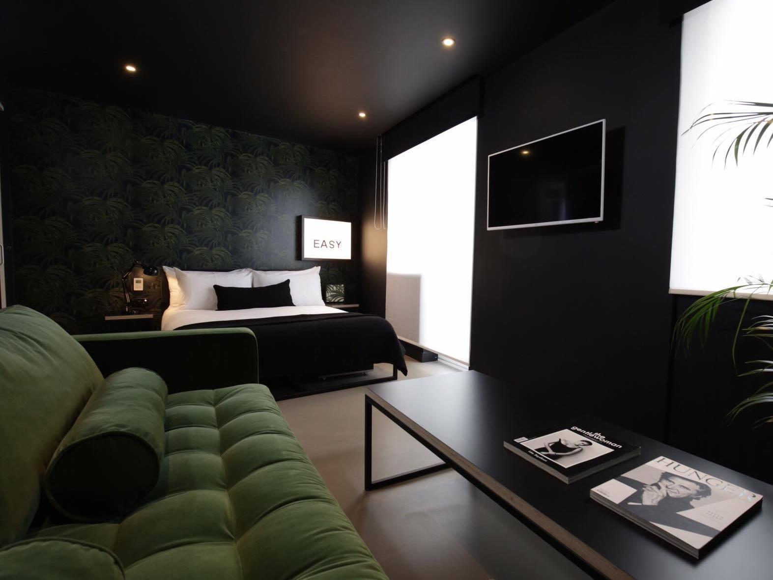 Penthouse, Studio