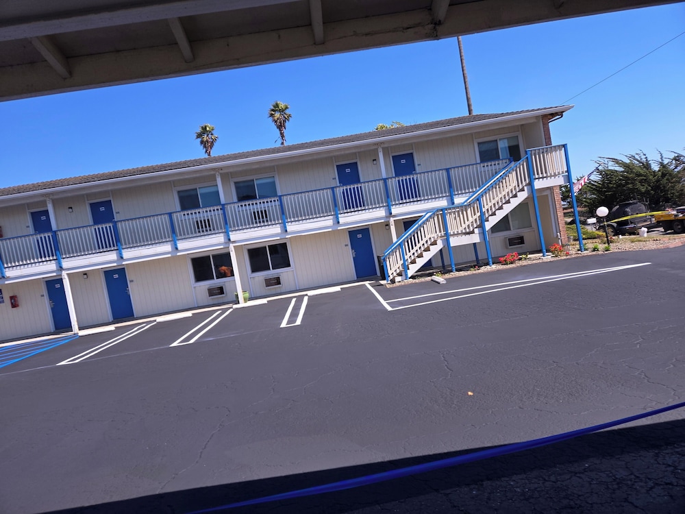 Coast Riders Inn 6/50