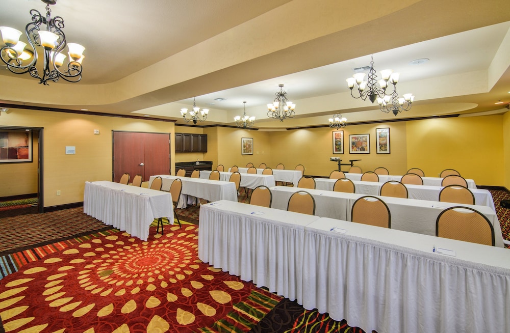 Holiday Inn Express Hotel Suites Terrell 16/64