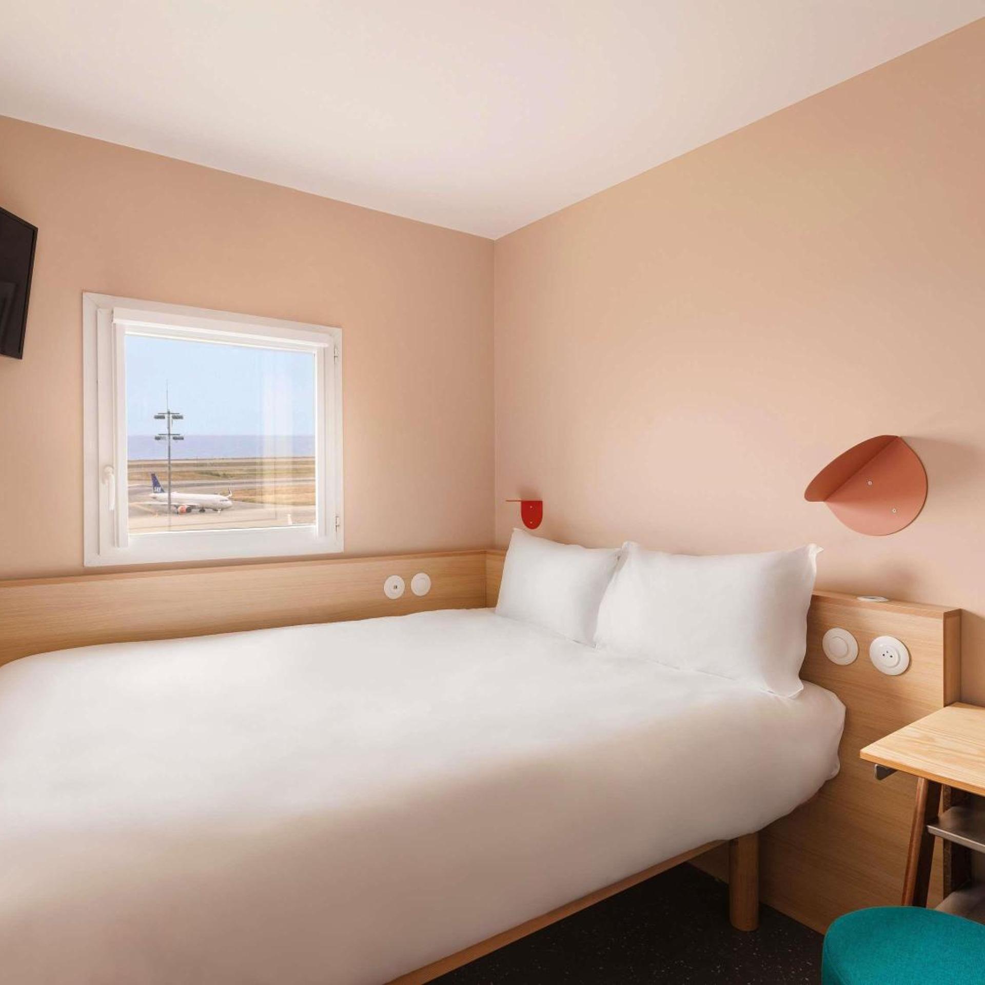 Pop, Double Bed
