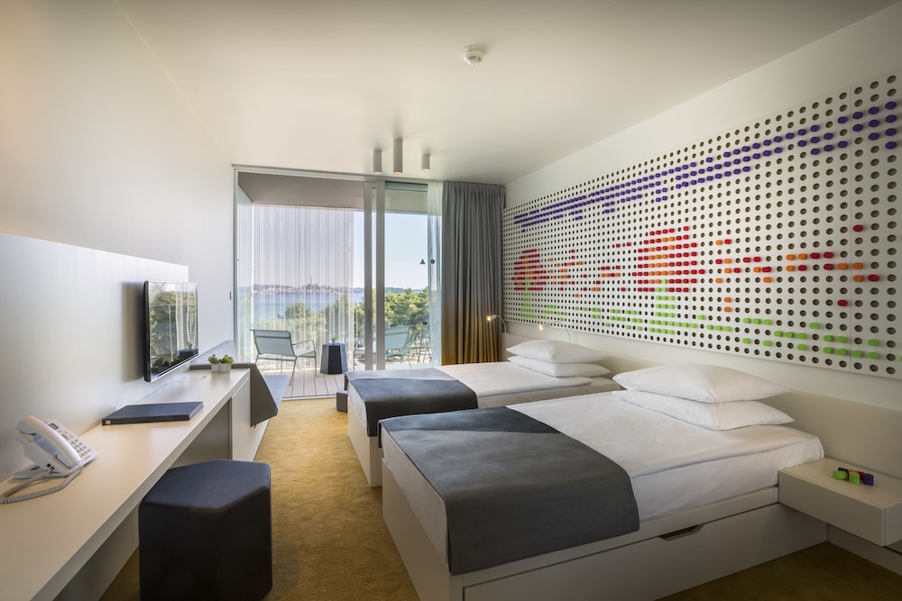 STANDARD, TWO EXTRA BEDS, SEA SIDE, BALCONY