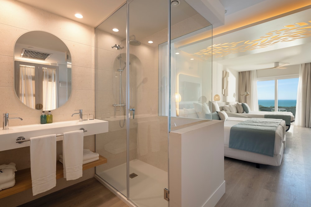 غرفة ثلاثية بسريرين منفصلين بإطلالة على البحر مع أريكة، Amare Beach Hotel Sancti Petri 9/10