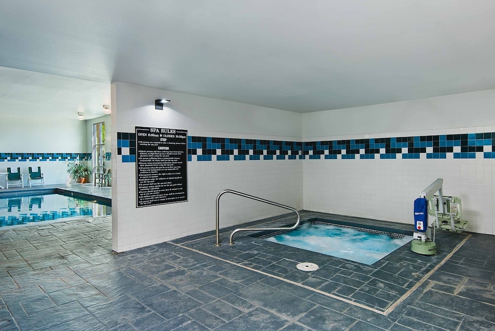 Oxford Suites Yakima 23/45