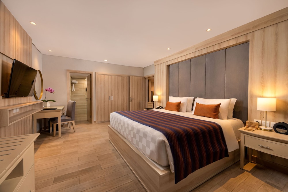 Suite, King Bed, 2 Murphy Beds, Sofa