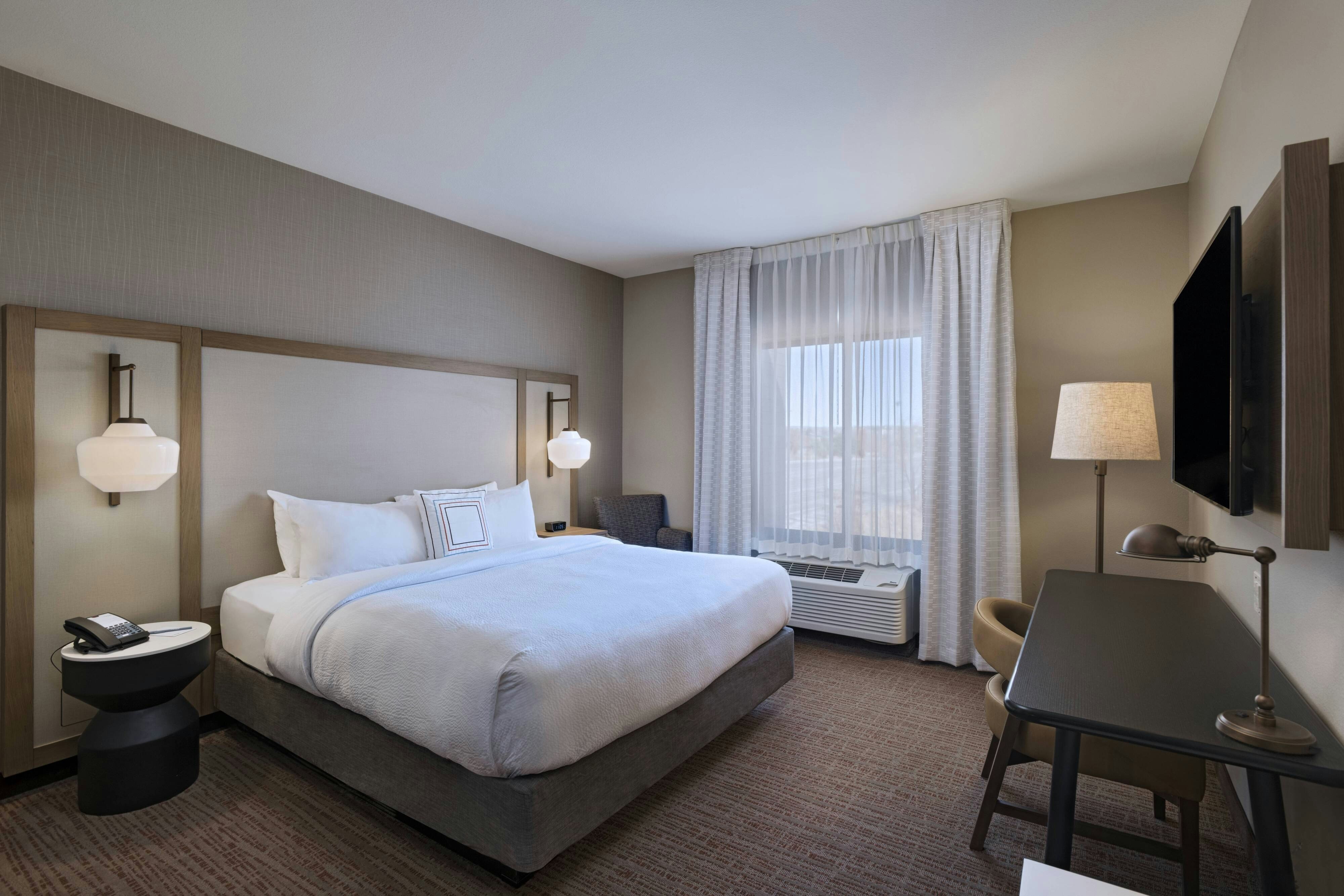 ROOM, KING BED