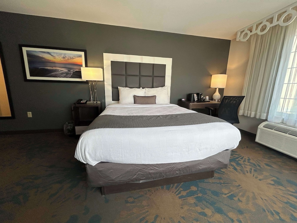 STANDARD, QUEEN BED