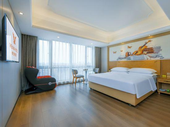 Deluxe, King Bed, with View