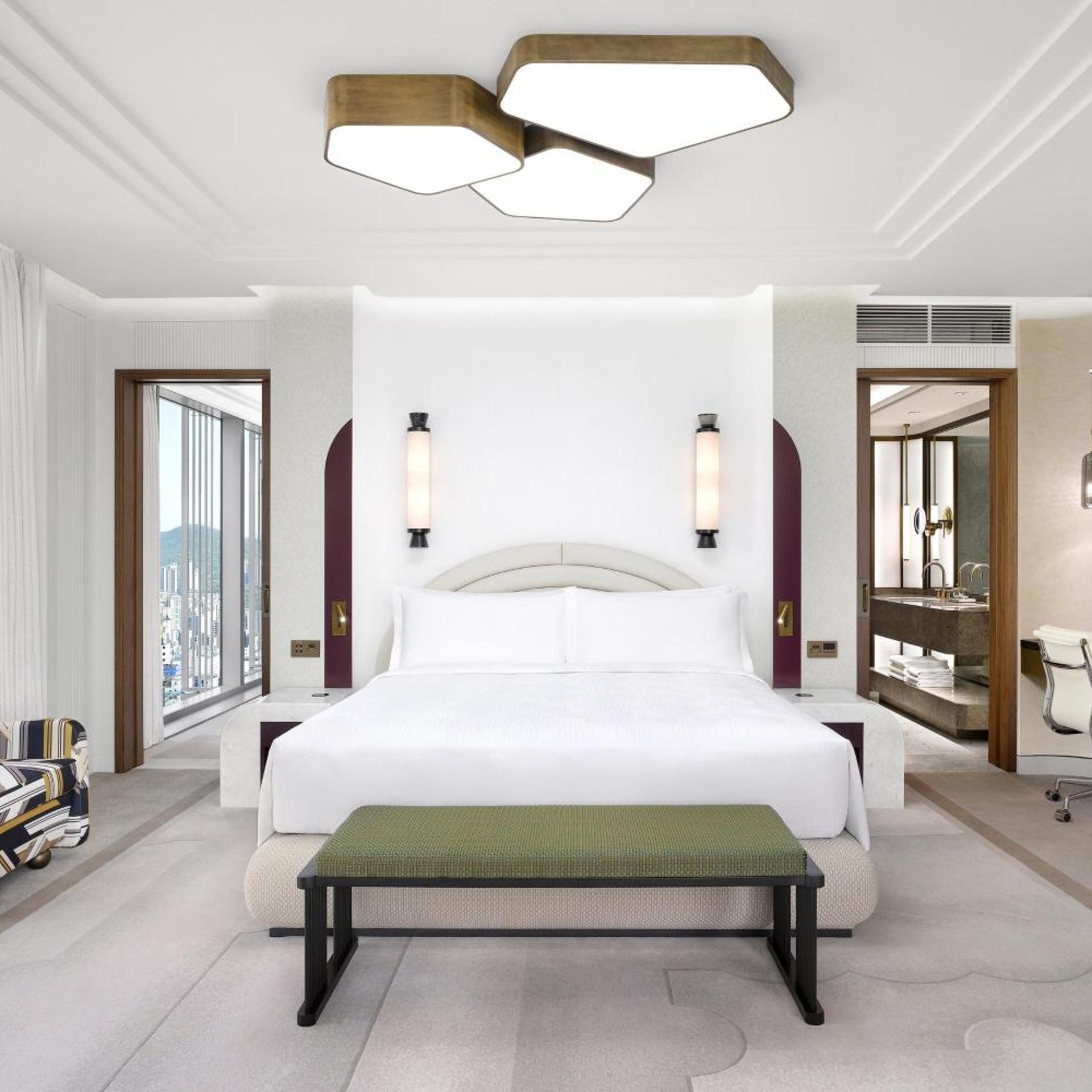 Grand, Master, Bay, King Bed, City View