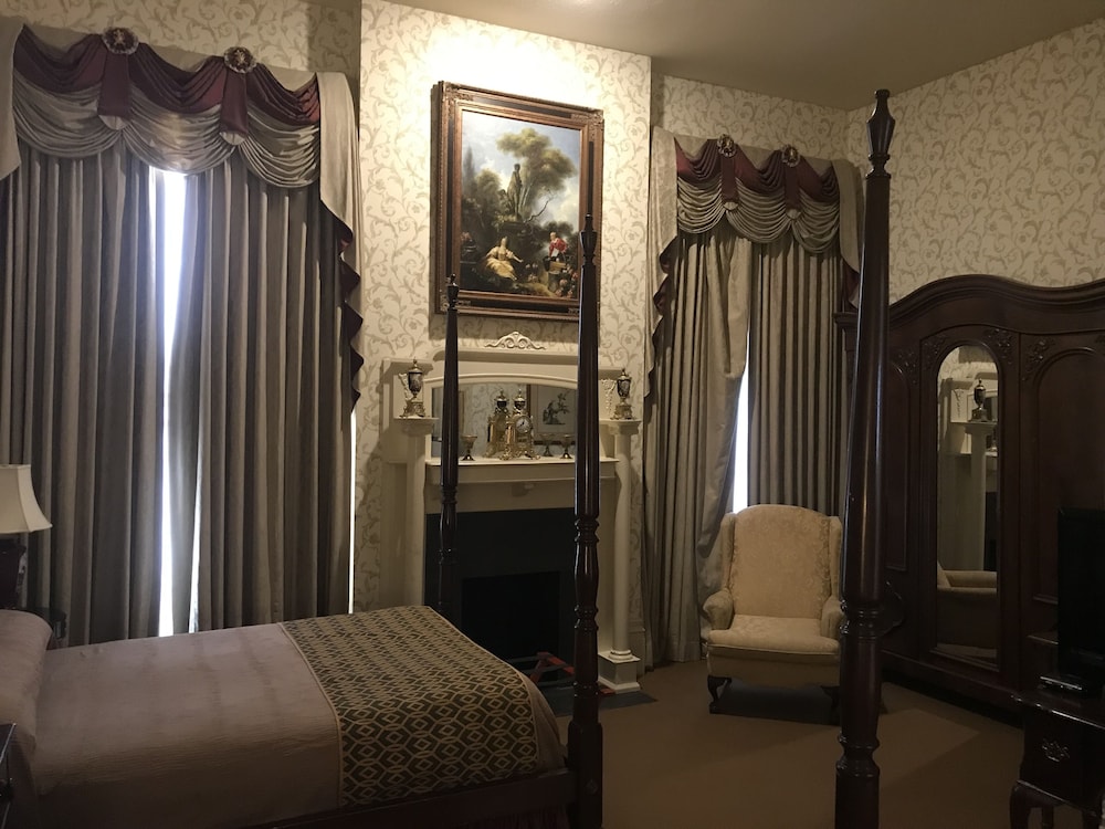 The Guest House Historic Mansion 46/73