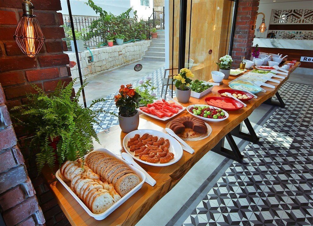 Lale Hotel 24/50