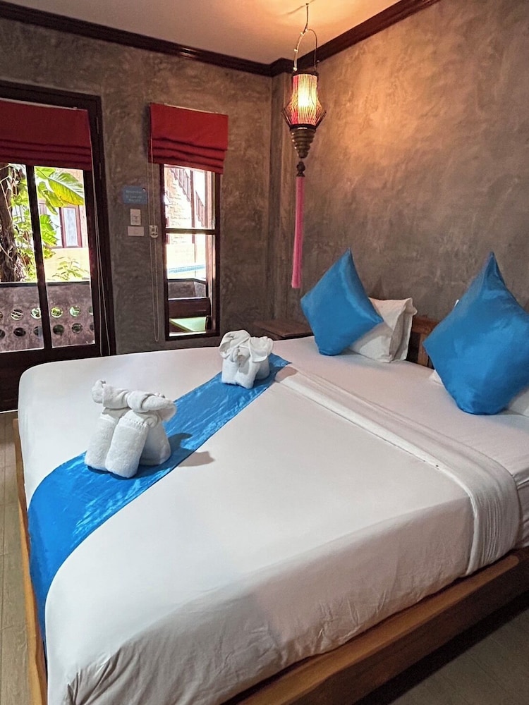 Superior, Queen Bed, Pool Access