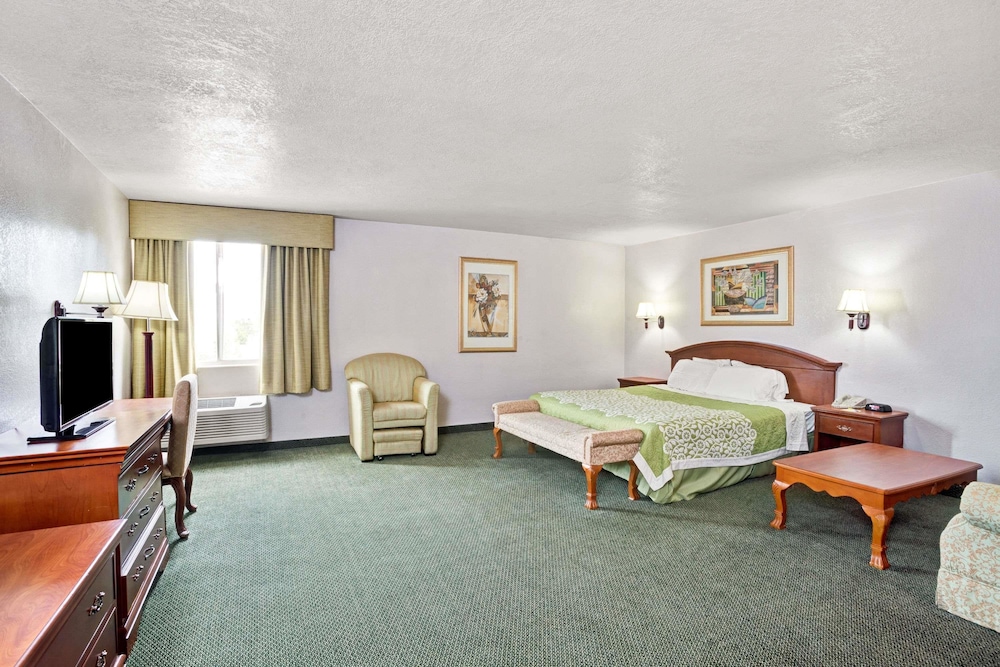 Days Inn & Suites by Wyndham Fullerton 10/26