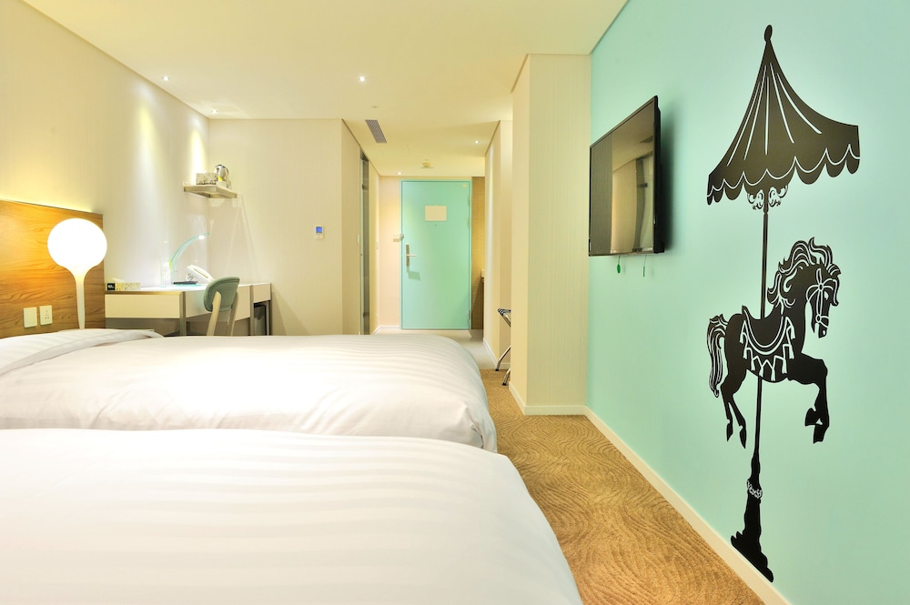 Superior, Twin Beds, No Window