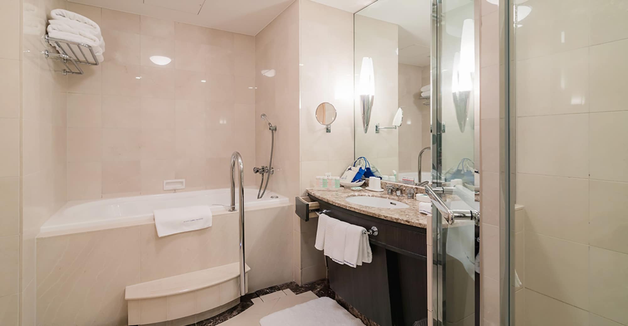 Royal, Suite, Twin Beds, Jr Hotel Clement Takamatsu 3/3