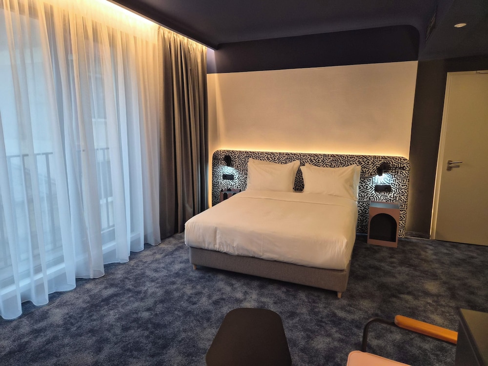 Classic, Queen Bed, Accessible