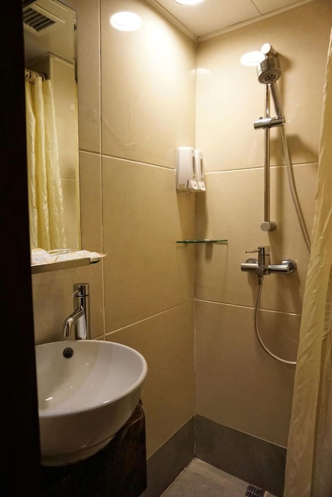 Lander Hotel Prince Edward 30/32
