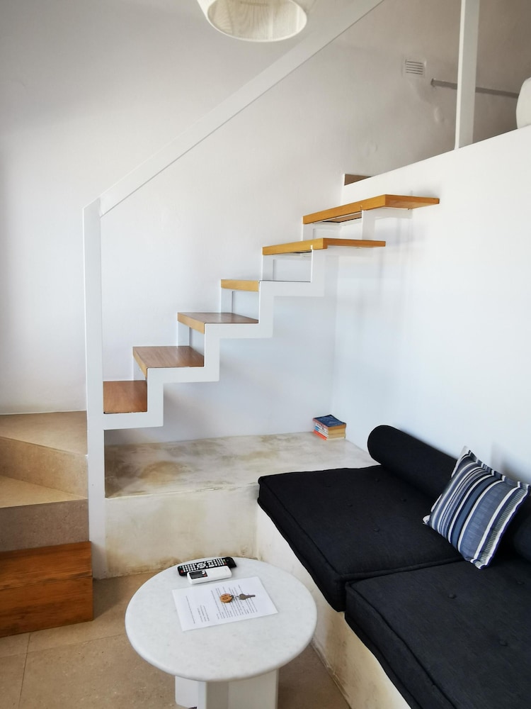 Muses Cycladic Suites 77/80