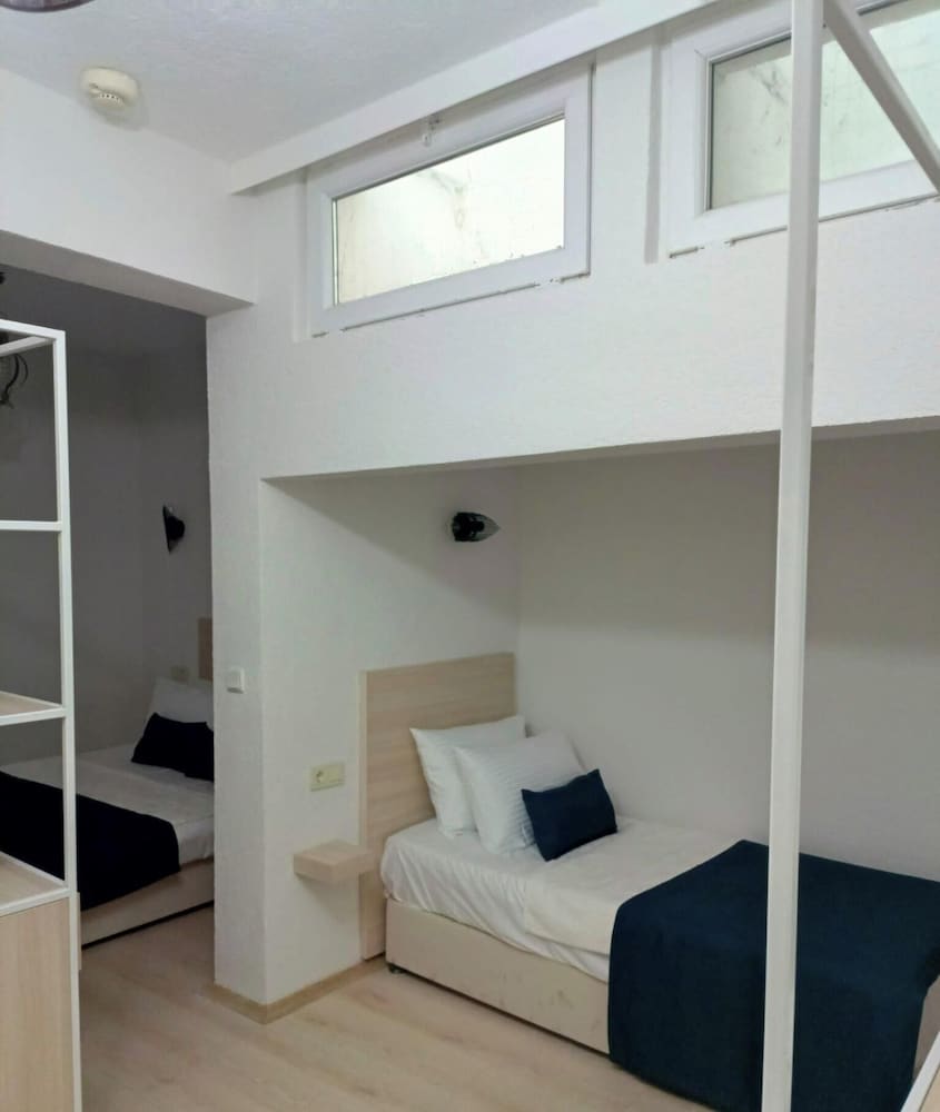 Mia Hill Suites 10/40