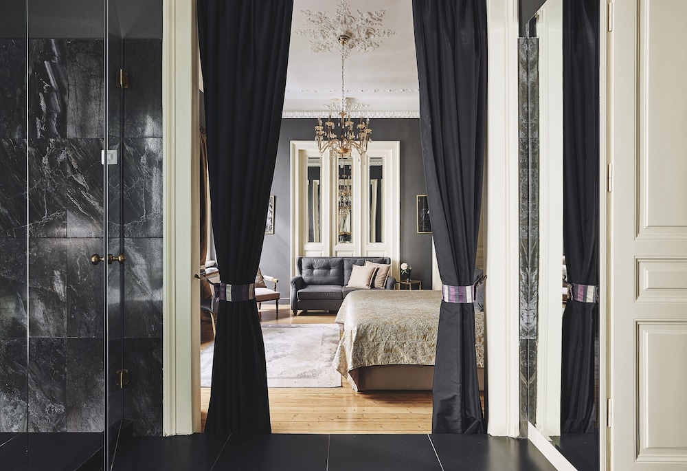 Bohemian Suites Athens 42/45
